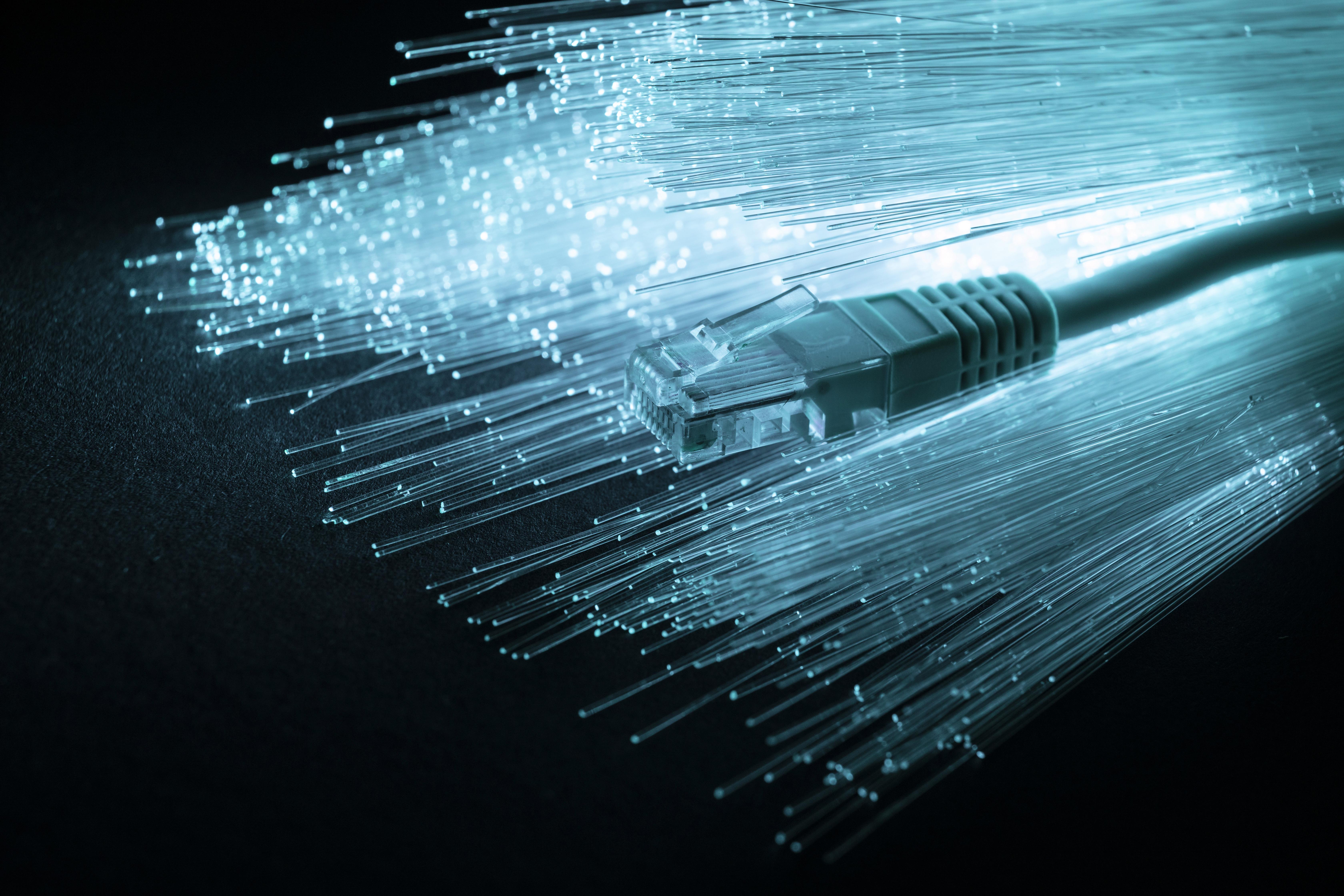 fibre-optique-bleue-cable-ethernet