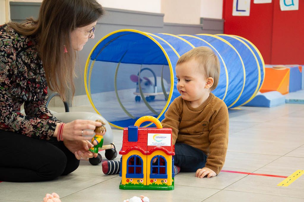 Relais petite enfance petit garçon qui joue