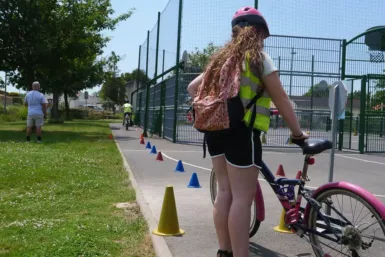 enfant qui tient son vélo