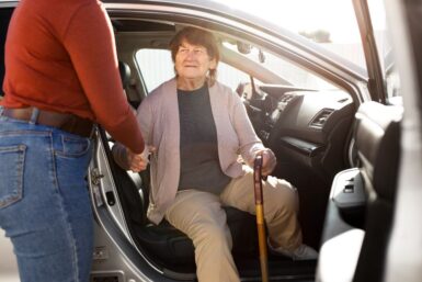 personne âgée qui sort d'une voiture